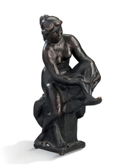 Richard GUINO (1890-1973) Femme assise tenant une jambe.
Bronze, fonte Valsuani n°2/10.
H:...