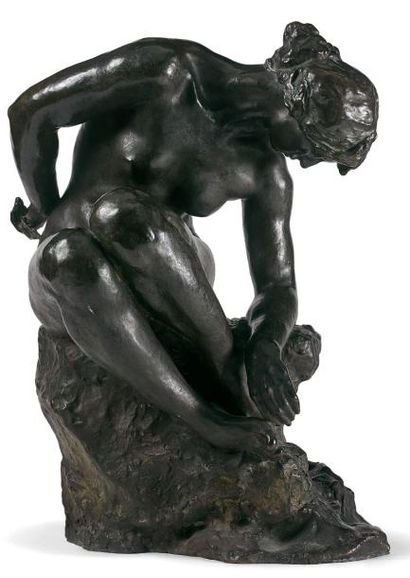 Jules DESBOIS (1851-1935) La Source
Bronze à patine brune nuancée de brun et vert,...