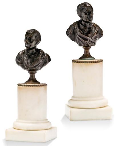 null BUSTES DE VOLTAIRE ET ROUSSEAU Sujets en bronze reposant sur des socles tronconiques...