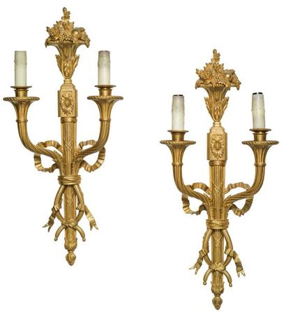 null PAIRE D'APPLIQUES à deux bras de lumière en bronze ciselé et doré à décor de...