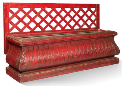 null JARDINIÈRE D'APPLIQUE en bois mouluré sculpté et laqué rouge, à décor de larges...