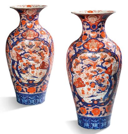 null IMPORTANTE PAIRE DE VASES en porcelaine Imari.
Japon, deuxième moitié du XIXe...