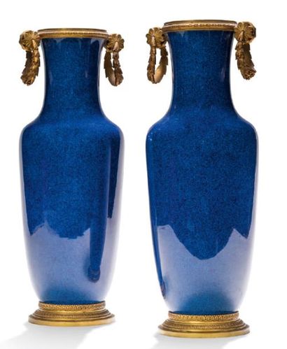 SÈVRES Paire de vases balustre en porcelaine bleue poudrée, monture en bronze ciselé...