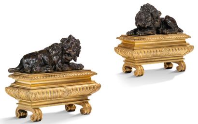 null PAIRE DE CHENETS en bronze à deux patines représentant des lions au repos sur...