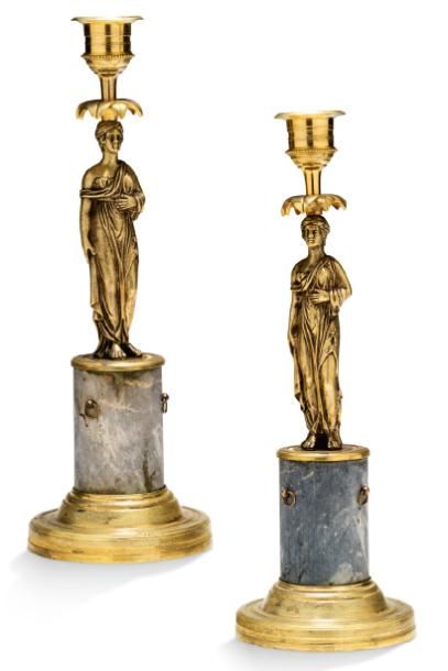 null PAIRE DE BOUGEOIRS en bronze ciselé et doré ornés de femmes drapées à l'antique...