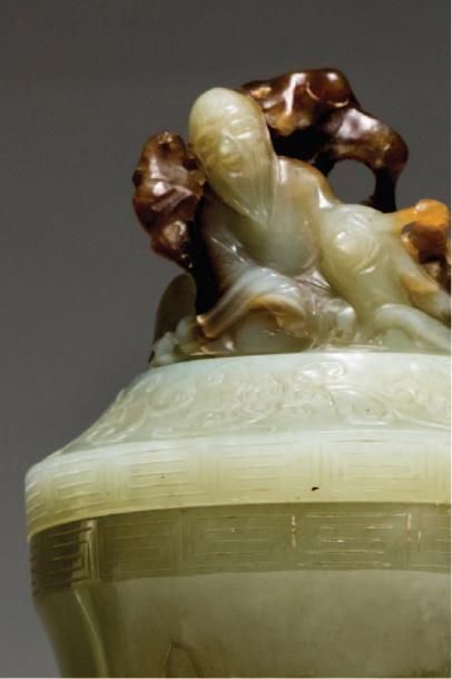 CHINE DYNASTIE QING, XVIIe - XVIIIe SIÈCLE 中国清朝，约17-18 世纪 Verseuse en jade, couvercle...