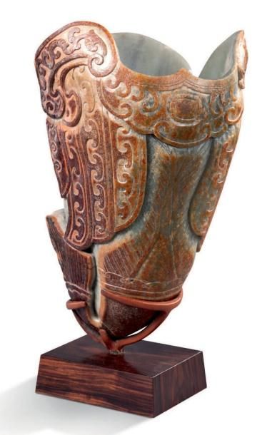 CHINE DYNASTIE QING (1644-1911) 
Vase en jadéite représentant une carpe qui remonte...