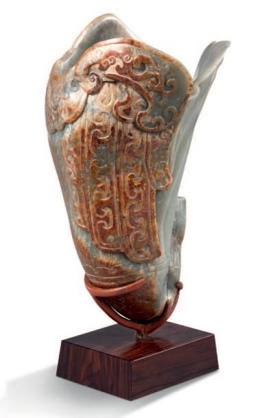 CHINE DYNASTIE QING (1644-1911) 
Vase en jadéite représentant une carpe qui remonte...