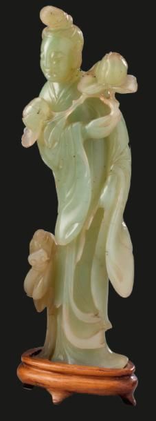 CHINE XXe siècle Guan Yin tenant un lotus, un enfants à ses pieds.
Jade céladon.
H:...