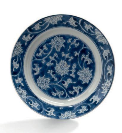 CHINE MARQUE KANGXI DANS UN DOUBLE CERCLE Paire d'assiettes en porcelaine blanc bleu....