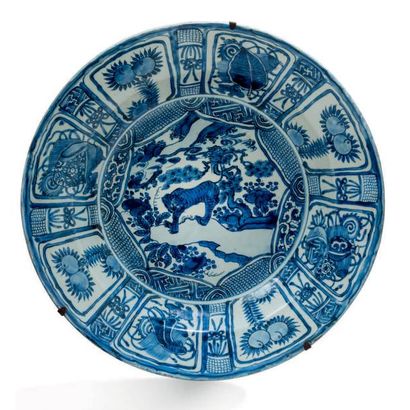 CHINE FIN DE LA DYNASTIE MING, ÉPOQUE WANLI (1573-1619) 
Grand plat en porcelaine...