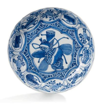CHINE DYNASTIE MING, XVIe, XVIIe SIÈCLE Assiette en porcelaine blanc bleu, décor...