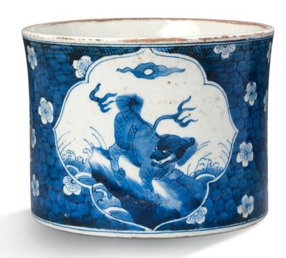 CHINE PÉRIODE KANGXI (1622-1722) 
Cache-pot en procelaine blanc bleu, décor en réserve...