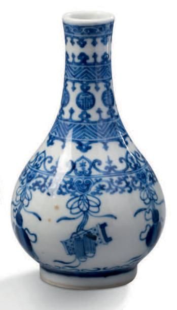 CHINE MARQUE À SIX CARACTÈRES DE KANGXI (1662 - 1722) 
Petit vase bouteille en porcelaine...