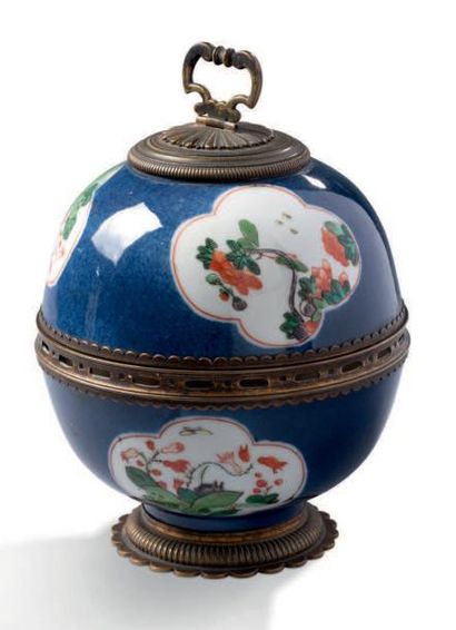 CHINE 
Vase boule en porcelaine monté en bronze ultérieurement. Décor en réserve...