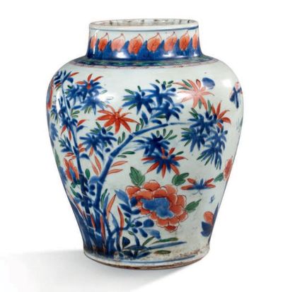 CHINE Époque Kangxi (1662-1722) 
Vase balustre en porcelaine et émaux de la famille...