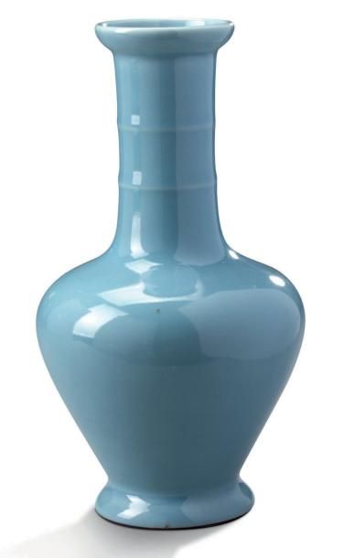 CHINE MARQUE SIGILLAIRE DE YONGZHENG ET ÉPOQUE (1723-1735) 中国，清雍正年间 
Vase en porcelaine...