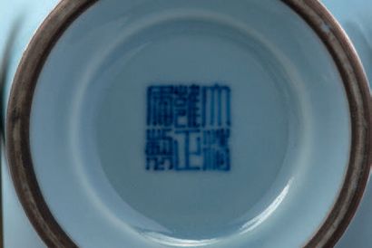 CHINE MARQUE SIGILLAIRE DE YONGZHENG ET ÉPOQUE (1723-1735) 中国，清雍正年间 
Vase en porcelaine...
