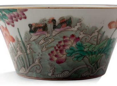 CHINE MARQUE À SIX CARACTÈRES DE JIAQING (1796-1820) 中国，清嘉庆年间 
Porcelaine et émaux...