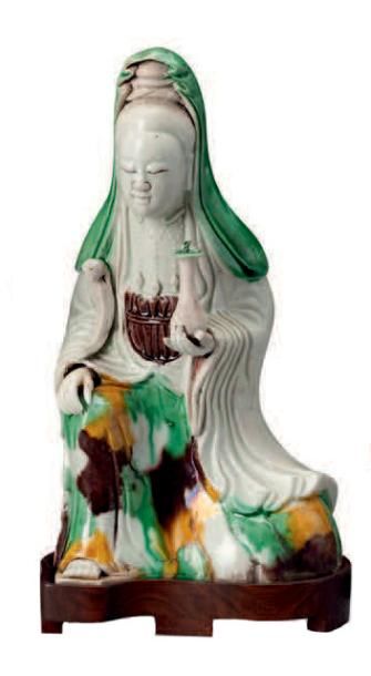 CHINE Époque Kangxi (1662-1722) Kwan Yin portant un vase dans la main gauche et le...