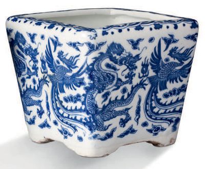 CHINE STYLE KANGXI Fausse paire de jardinières en porcelaine blanc bleu.
Décor de...