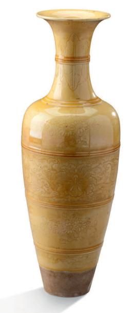 CHINE MARQUE DE KANGXI À SIX CARACTÈRES INSCRITS DANS UN DOUBLE CERCLE Grand vase...