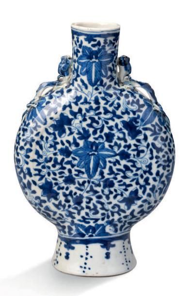 CHINE STYLE QIAN LONG Moon flask en porcelaine blanc bleu.
Anses zoomorphes. Décor...
