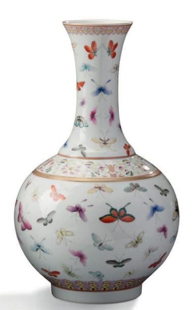 CHINE MARQUE À SIX CARACTÈRES DE GUANGXU (1875-1908) Fausse paire de vases de forme...