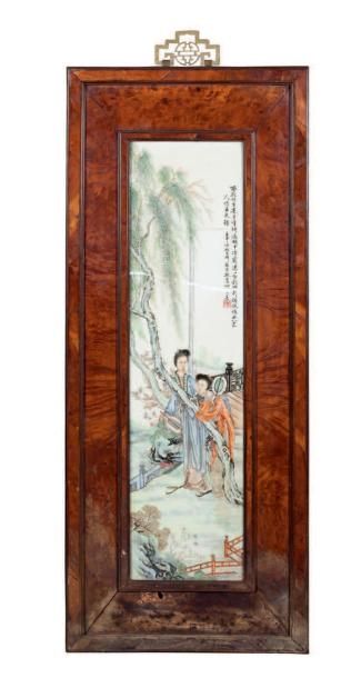 CHINE XXe siècle Quatre plaques en porcelaine émaillée polychrome, inscriptions et...