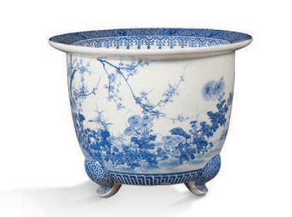 JAPON fin XIXe siècle Grande vasque en porcelaine blanc bleu quadripode à décor de...