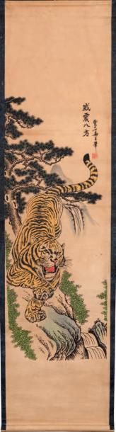 CHINE Ensemble de quatre peintures représentant des tigres. L'animal dans un paysage...