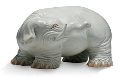 JAPON XIXE SIECLE Hirado. Eléphant debout, la tête retournée.
Porcelaine blanche.
H:...