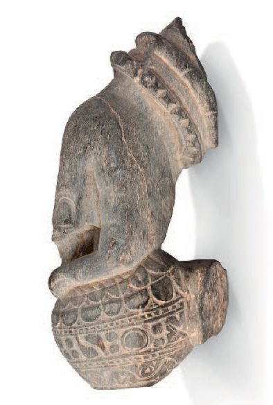 ART DU GANDHARA IIe IIIe SIÈCLE Main de Bodhisattva tenant le vase.
Schiste.
H: 17...