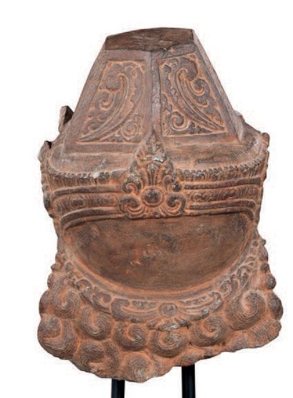 INDONESIE XV-XVIIIe SIÈCLE Importante tête de bodhisattva.
Le visage aux formes pleines...
