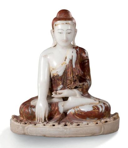 BIRMANIE XIXe SIÈCLE 缅甸，19 世纪 Elégant Bouddha assis en albâtre, inscription sur le...