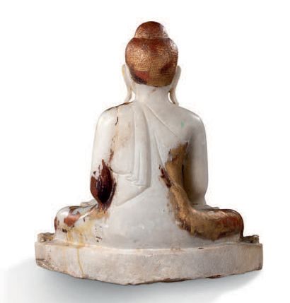 BIRMANIE XIXe SIÈCLE 缅甸，19 世纪 Elégant Bouddha assis en albâtre, inscription sur le...