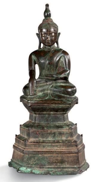 BIRMANIE XVIIIe SIÈCLE Bouddha assis sur un haut socle étagé, dans la position de...