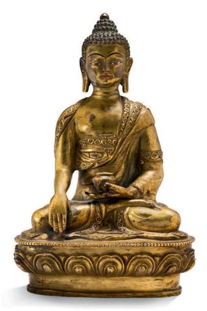 TIBET début XXe siècle Bouddha assis sur un socle lotiforme, tenant le vase dans...