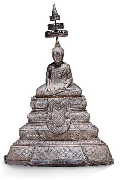 THAÏLANDE Bouddha en argent repoussé sur âme de bois. Assis sur un haut socle à 4...