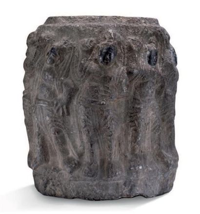 CHINE ANCIENNE Base de colonne sculptée d'une frise de lokapalas en mouvement.
Pierre...