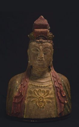 CHINE DYNASTIE DES QING Buste de bodhisattva couronné et coiffé d'un chignon bouclé....