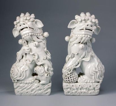 CHINE XVIIe SIÈCLE 中国，17 世纪 Paire de lions gardiens en porcelaine émaillée blanc,...