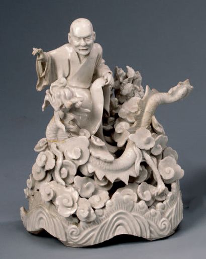Chine XVIIe siècle Groupe au dragon en porcelaine émaillée blanc.
H: 21 cm, L:14.5...