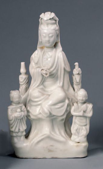 Chine XIXe siècle Groupe en porcelaine émaillée blanc représentant Guan Yin assise,...