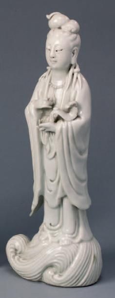 Chine XIXe siècle Guan Yin debout en porcelaine émaillé blanc, tenant un sceptre...
