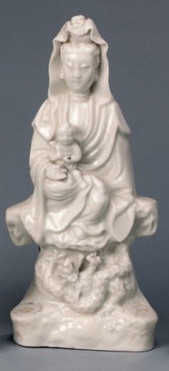 Chine XIXe siècle Groupe en porcelaine émaillée blanc représentant Guan Yin assise...