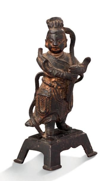 CHINE DYNASTIE MING (1368-1644) Gardien debout sur une base quadripode, en mouvement,...