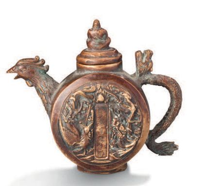 CHINE FIN XIXE SIÈCLE Théière en bronze de Pékin. Forme de coq amusante, à l'anse...