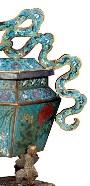 CHINE FIN XIXe SIÈCLE 中国，19 世纪末期 Importante paire de brûle-parfum en bronze cloisonné...