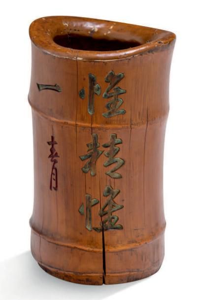 CHINE Porte pinceaux bitong inscrit en bambou H: 18 cm. Fentes.